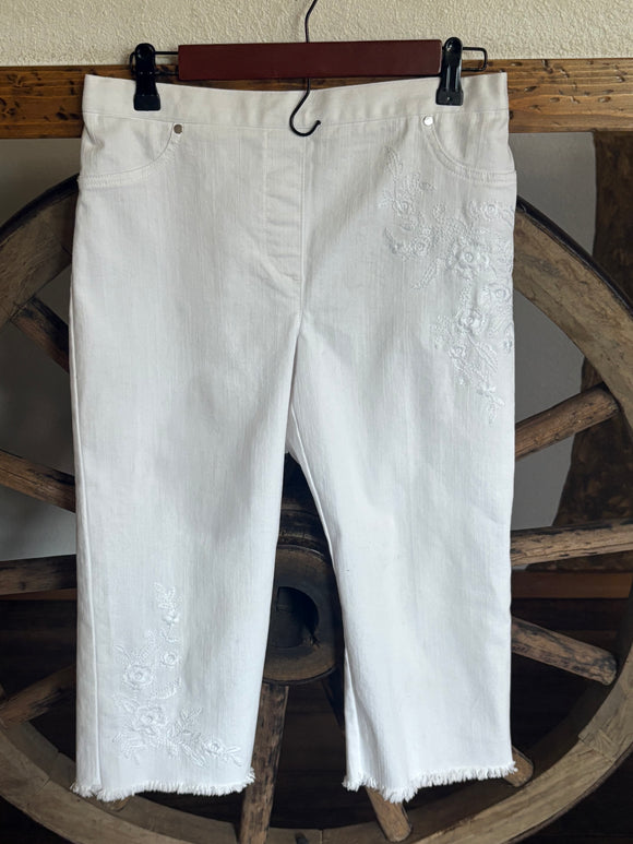 Alfred Dunner, White Pull-on Embroidered front Capri, Elastic Waist, Size 6 Petite