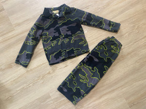 peas & carrots Black/Greenish Yellow Camo Fleece Pajamas, 3T